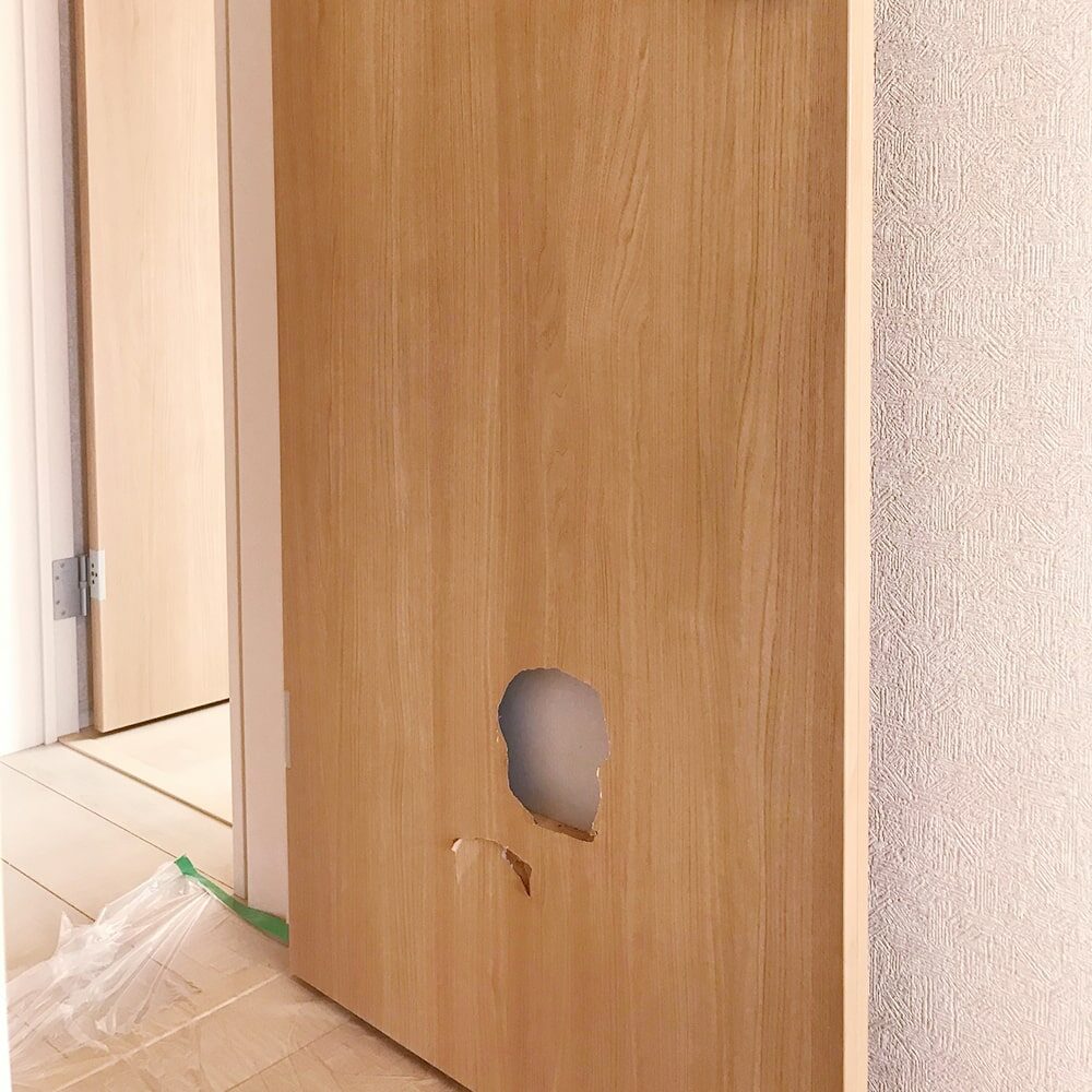 洋室ドア穴_before